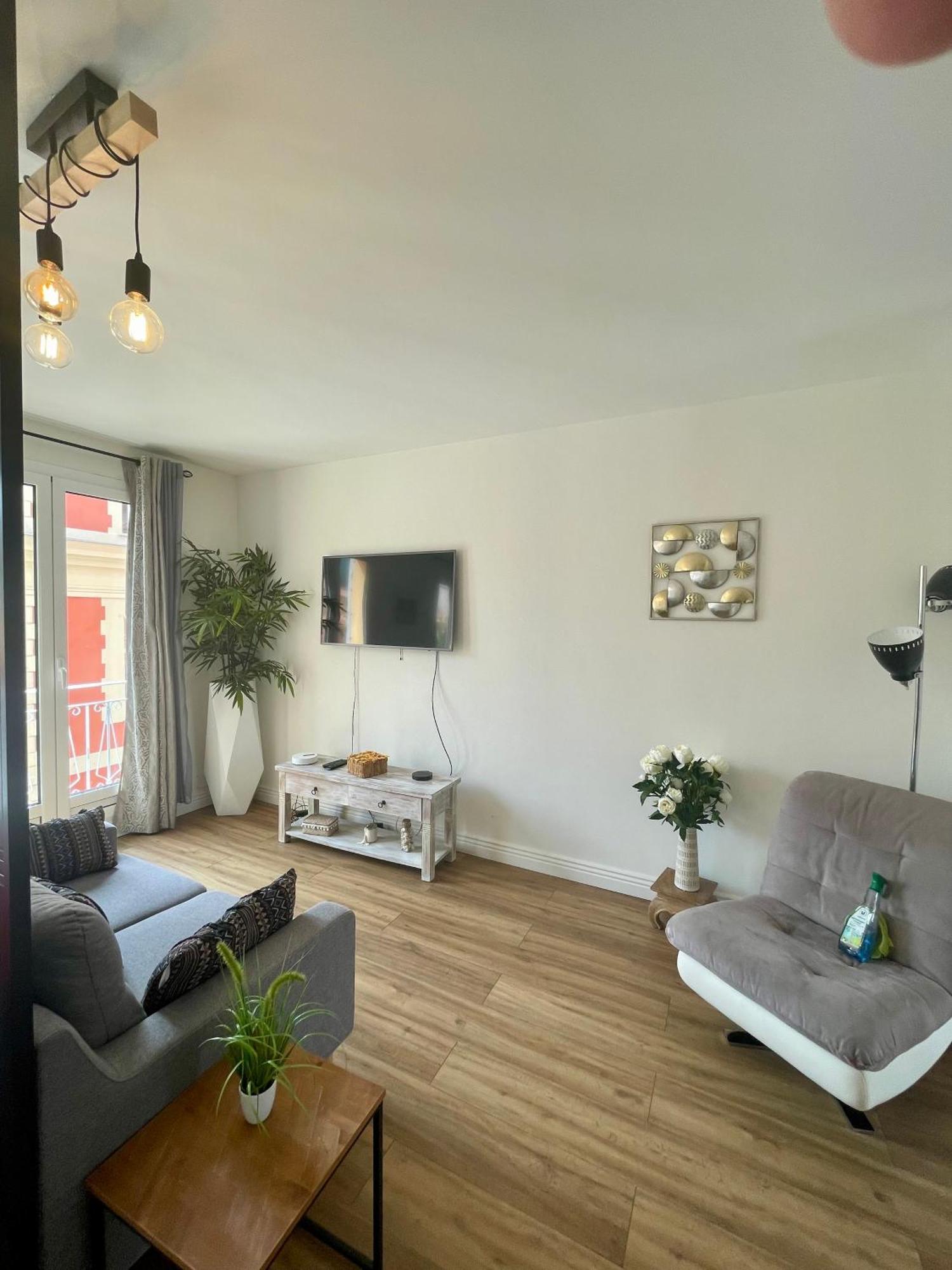 Le Verlaine, Studio En Centre Ville A Deux Minutes Des Plages Menton Exterior foto